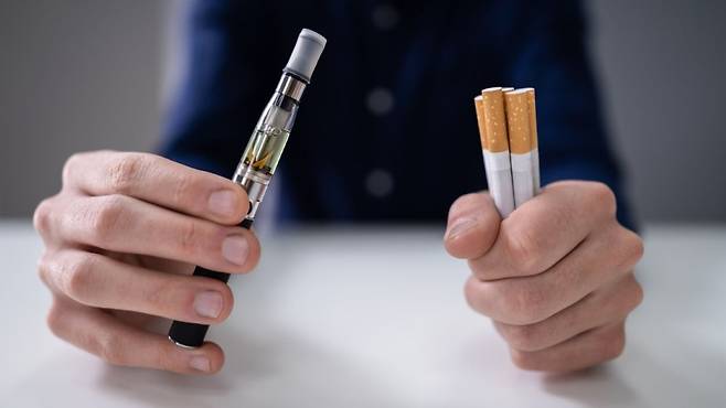 전자담배 속 에어로졸은 발암성 대사 물질로 변환돼 암을 유발할 수 있다|출처: 클립아트코리아