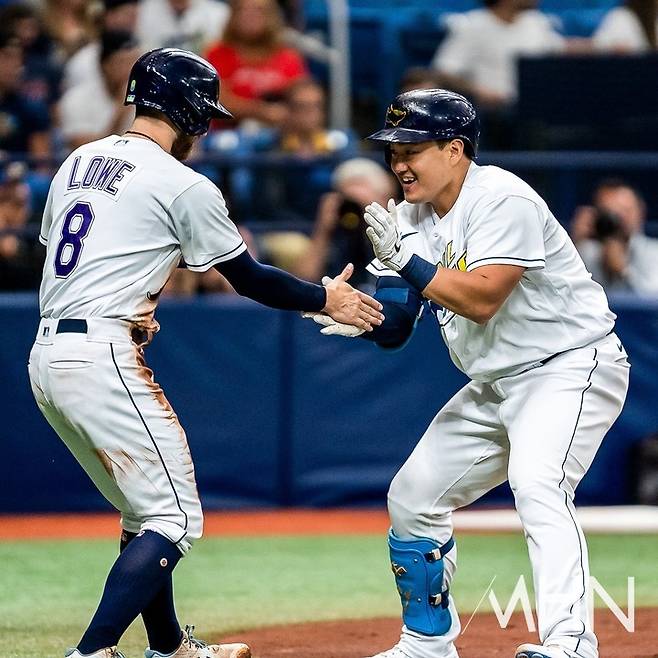 (탬파베이 시절의 로우(왼쪽)가 홈런을 친 최지만을 환영해 주고 있다)