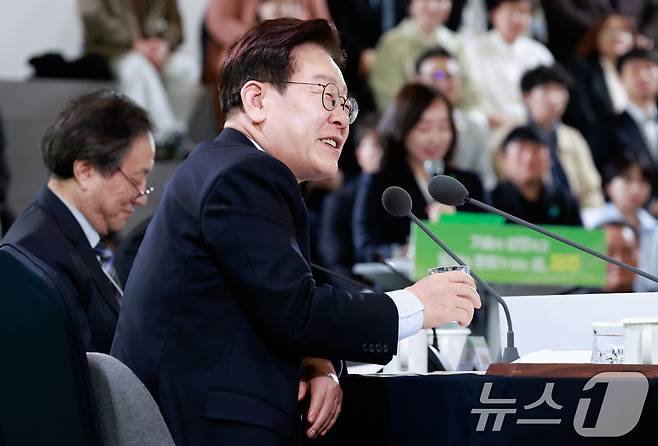 이재명 대통령이 30일 제주 한라대학교에서 열린 '제주의 마음을 듣다' 타운홀미팅 간담회에서 발언을 하고 있다. 2026.3.30 ⓒ 뉴스1 이재명 기자