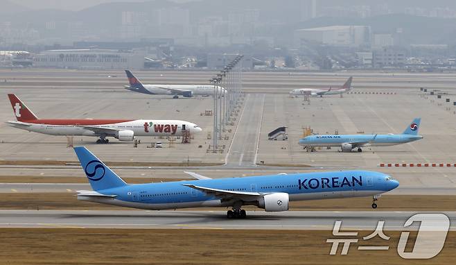 인천국제공항 계류장에서 대한항공 항공기가 이륙을 위해 이동하고 있다. ⓒ 뉴스1 박정호 기자