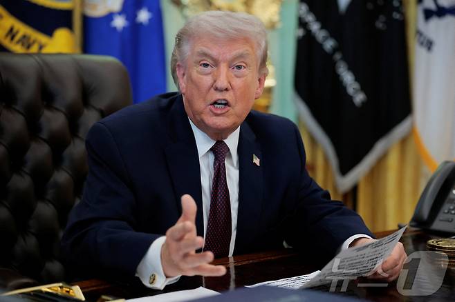 도널드 트럼프 미국 대통령이 31일(현지시간) 워싱턴DC 백악관 오벌오피스에서 우편 투표의 유권자 자격 확인을 강화하는 조치의 행정명령에 서명하며 발언하고 있다. 2026.03.31. ⓒ 로이터=뉴스1