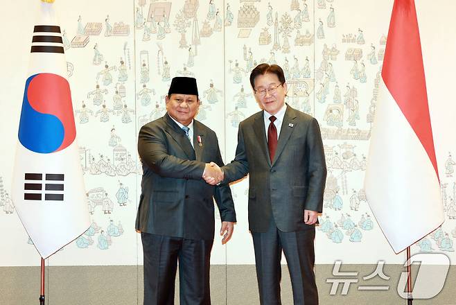 이재명 대통령과 프라보워 수비안토 인도네시아 대통령이 1일 청와대에서 정상회담에 앞서 기념촬영을 하고 있다. 2026.4.1 ⓒ 뉴스1 이재명 기자