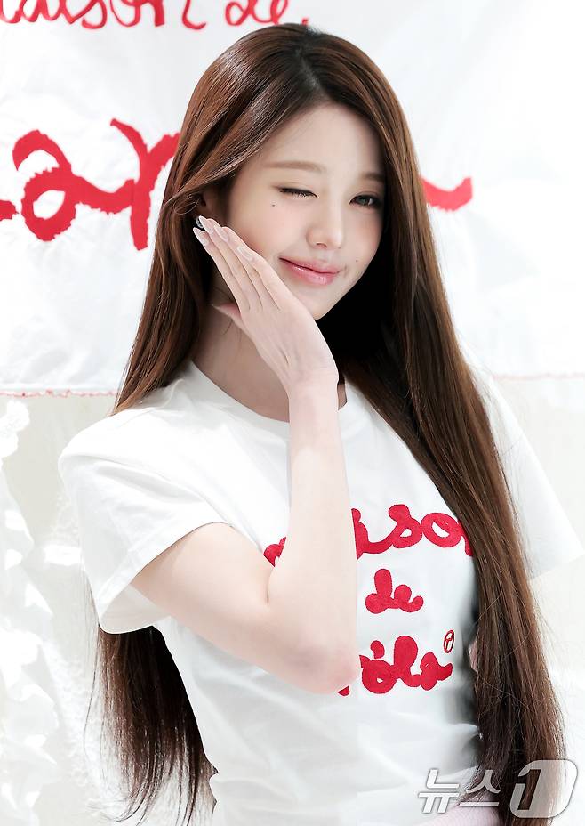 그룹 아이브(IVE)의 장원영이 1일 서울 종로구 로라로라(ROLAROLA) 서촌 플래그십 스토어에서 진행된 오픈 기념 행사에서 포즈를 취하고 있다. ⓒ 뉴스1 권현진 기자