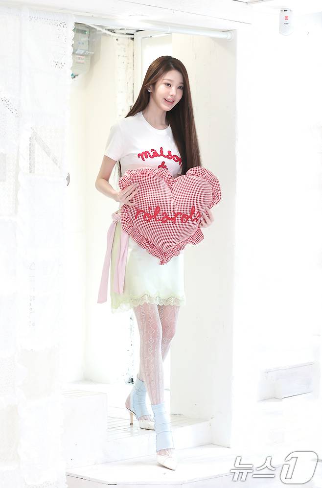 그룹 아이브(IVE)의 장원영이 1일 서울 종로구 로라로라(ROLAROLA) 서촌 플래그십 스토어에서 진행된 오픈 기념 행사에 참석하고 있다. ⓒ 뉴스1 권현진 기자