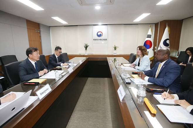 김종철 방송미디어통신위원회 위원장(왼쪽에서 첫번째)이 1일 정부과천청사에서 윌슨 화이트 구글 글로벌 공공정책 총괄 부사장(오른쪽에서 첫번째), 카라 베일리 안드로이드 생태계 전략 담당 부사장(오른쪽에서 두번째)과 면담하고 있다.(방송미디어통신위원회 제공. 재판매 및 DB금지)2026.4.1 ⓒ 뉴스1