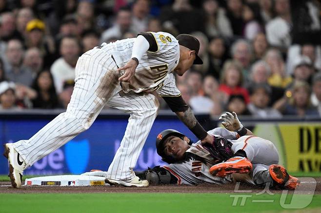 샌프란시스코 자이언츠 이정후가 1일(한국시간) 열린 2026 메이저리그 샌디에이고 파드리스전에서 5회초 2루타를 때린 뒤 3루까지 질주했지만, 매니 마차도의 태그에 아웃됐다. ⓒ AFP=뉴스1