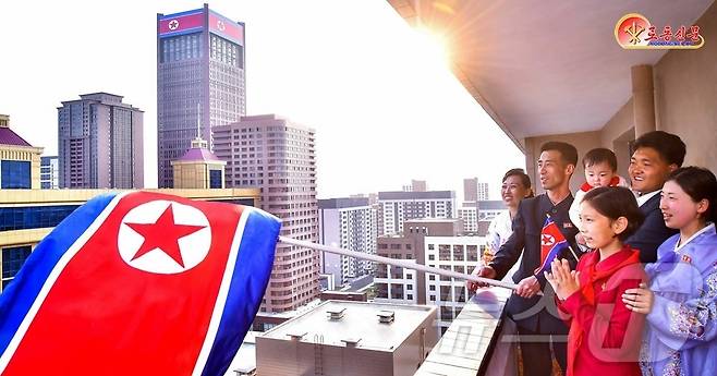 (평양 노동신문=뉴스1) = 북한 노동당 기관지 노동신문은 1일 "국기에 대한 우리 인민의 사랑은 더욱 열렬해지고 있다"라고 전했다. [국내에서만 사용가능. 재배포 금지. DB 금지. For Use Only in the Republic of Korea. Redistribution Prohibited] rodongphoto@news1.kr