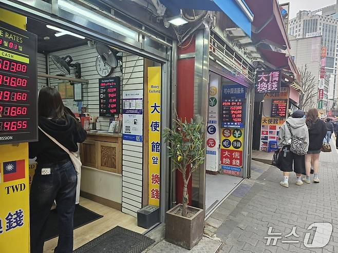 1일 서울 중구 명동 일대의 사설 환전소에서 외국인들이 환전하고 있다. 2026.4.1 ⓒ 뉴스1 유채연 기자