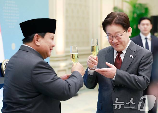 이재명 대통령과 프라보워 수비안토 인도네시아 대통령이 1일 청와대에서 열린 국빈 방한 환영 오찬에서 건배를 하고 있다. (청와대통신사진기자단) 2026.4.1 ⓒ 뉴스1 허경 기자