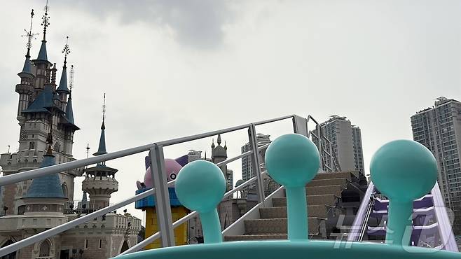 넥슨이 롯데월드 야외공간에 설치한 메이플랜드 내 어트랙션인 ‘스톤익스프레스’ 탑승 시점.2026.4.1 ⓒ 뉴스1 김민재 기자