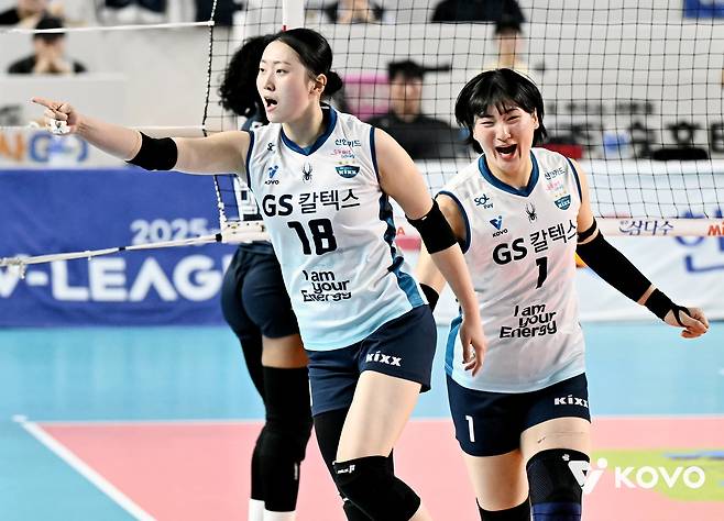 GS칼텍스 권민지가 1일 김천실내체육관에서 열린 2025-2026 V-리그 포스트시즌 여자 프로배구 챔피언 결정전 1차전 GS칼텍스와 한국도로공사의 경기에서 환호하고 있다. (KOVO 제공. 재판매 및 DB 금지) 2026.4.1 ⓒ 뉴스1