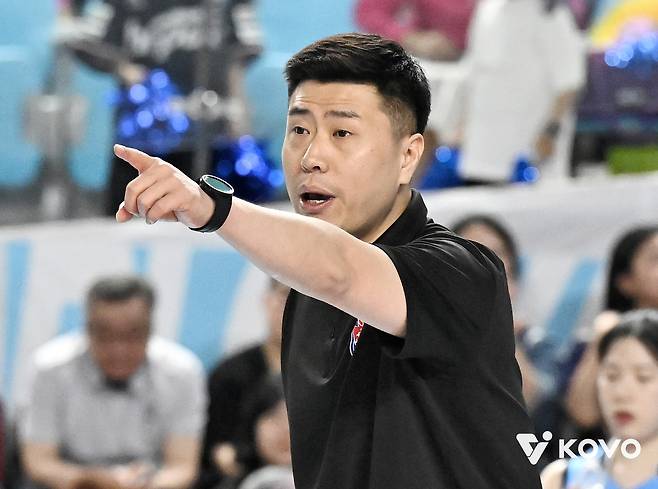 한국도로공사 김영래 감독대행이 1일 김천실내체육관에서 열린 2025-2026 V-리그 포스트시즌 여자 프로배구 챔피언 결정전 1차전 GS칼텍스와 한국도로공사의 경기에서 선수들에게 작전 지시를 하고 있다. (KOVO 제공. 재판매 및 DB 금지) 2026.4.1 ⓒ 뉴스1