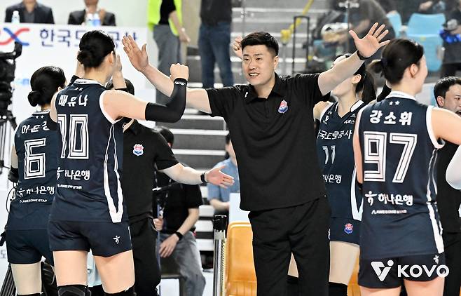 한국도로공사 김영래 감독대행이 1일 김천실내체육관에서 열린 2025-2026 V-리그 포스트시즌 여자 프로배구 챔피언 결정전 1차전 GS칼텍스와 한국도로공사의 경기에서 선수들과 하이파이브를 하고 있다. (KOVO 제공. 재판매 및 DB 금지) 2026.4.1 ⓒ 뉴스1