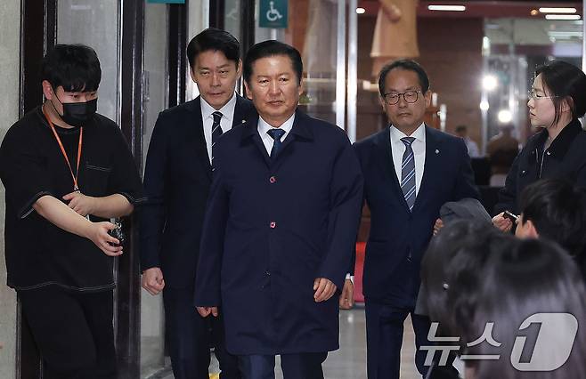 정청래 더불어민주당 대표가 1일 서울 여의도 국회에서 열린 비공개 최고위원회의에 참석하고 있다. 2026.4.1 ⓒ 뉴스1 신웅수 기자