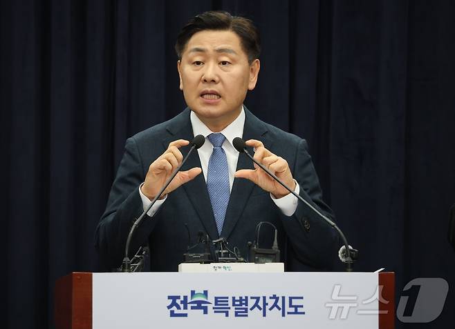 김관영 전북특별자치도지사가 지난 3월 3일 전북 전주시 전북특별자치도청에서 방산산업 관련 기자회견을 열고 질의에 답변을 하고 있다. 2026.3.3 ⓒ 뉴스1 유경석 기자