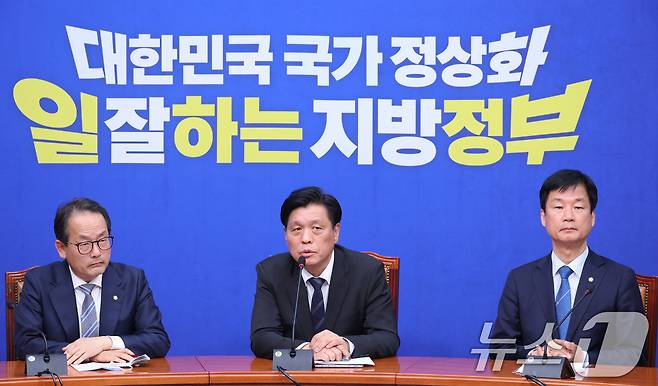 조승래 더불어민주당 사무총장이 1일 서울 여의도 국회에서 열린 비공개 최고위원회의 결과에 대해 발표하고 있다. 더불어민주당은 이날 돈봉투 의혹을 받는 김관영 전북지사를 제명한다고 밝혔다. 조 사무총장 왼쪽은 강준현 수석대변인, 오른쪽은 윤리감찰단장을 맡고 있는 박균택 의원. 2026.4.1 ⓒ 뉴스1 신웅수 기자