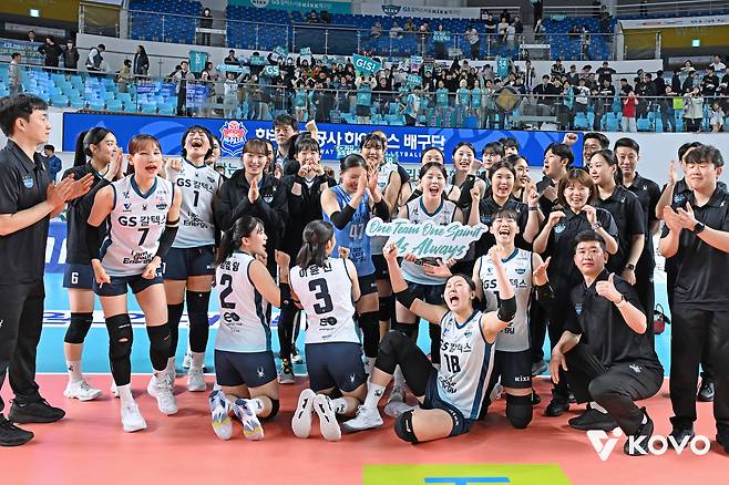 GS칼텍스 선수들이 1일 김천실내체육관에서 열린 2025-2026 V-리그 포스트시즌 여자 프로배구 챔피언 결정전 1차전 GS칼텍스와 한국도로공사의 경기에서 세트스코어 3-1(25-23 23-25 25-15 25-22)로 승리한 후 기뻐하고 있다. (KOVO 제공. 재판매 및 DB 금지) 2026.4.1 ⓒ 뉴스1