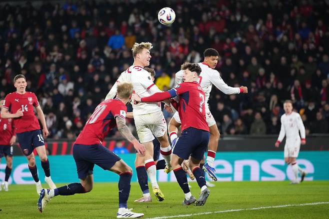 혈투를 벌인 체코와 덴마크. AP연합뉴스