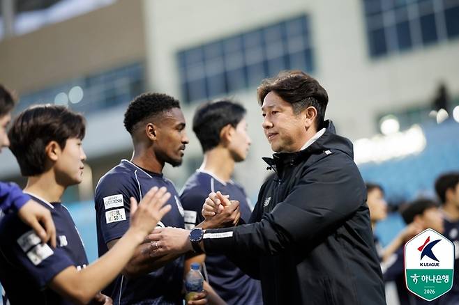 서울 이랜드 김도균 감독이 대구전에서 승리한 뒤 선수들과 악수하고 있다. 사진 | 한국프로축구연맹