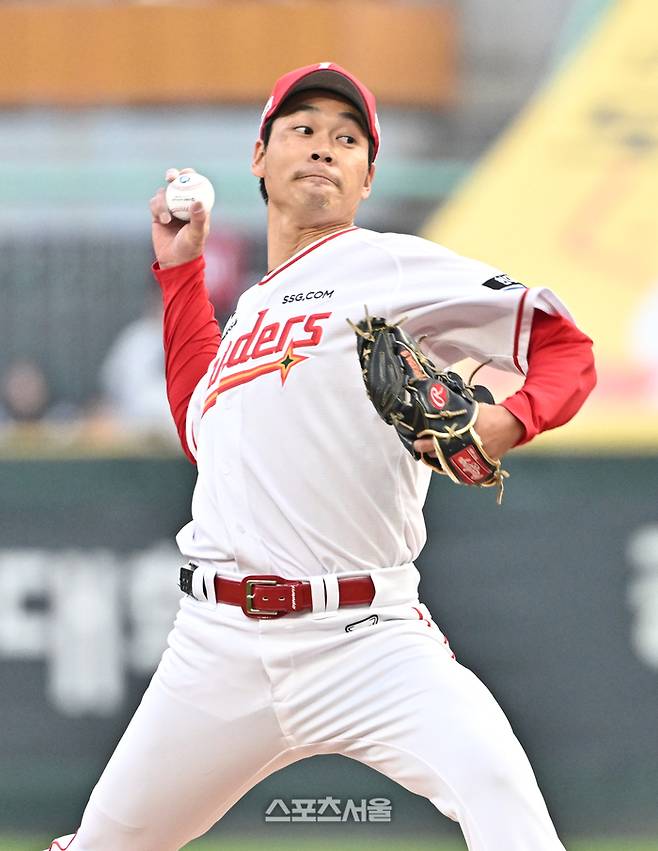 SSG 타케다가 1일 인천SSG랜더스필드에서 열린 2026 KBO리그 키움과 경기에 선발 등판해 힘차게 공을 던지고 있다. 다케다의 KBO리그 데뷔 첫 등판이다. 문학 | 박진업 기자 upandup@sportsseoul.com