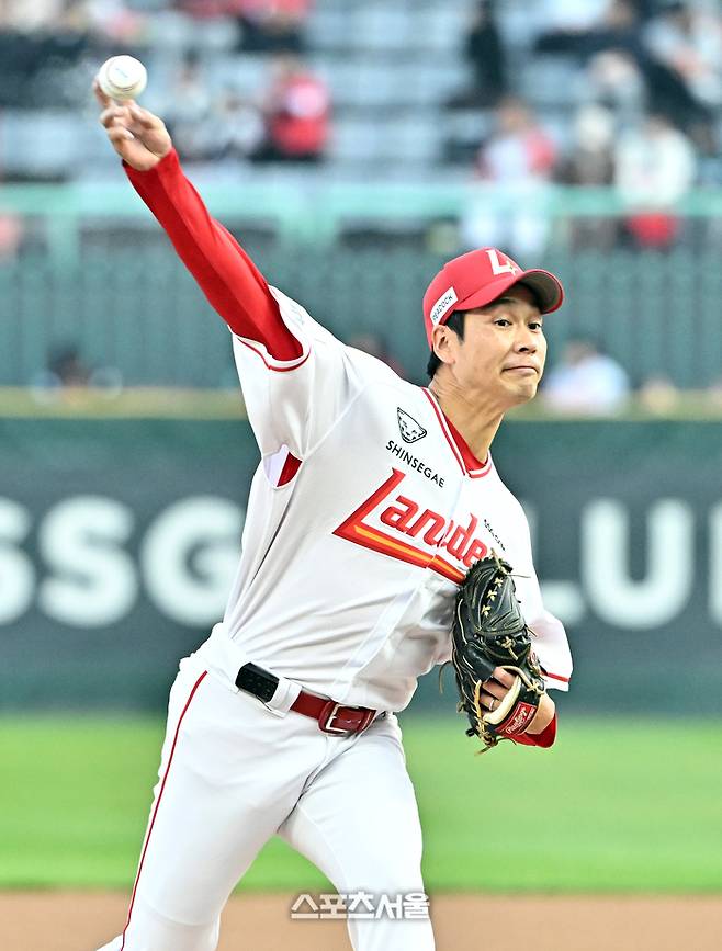 SSG 타케다가 1일 인천SSG랜더스필드에서 열린 2026 KBO리그 키움과 경기에 선발 등판해 힘차게 공을 던지고 있다. 다케다의 KBO리그 데뷔 첫 등판이다. 문학 | 박진업 기자 upandup@sportsseoul.com