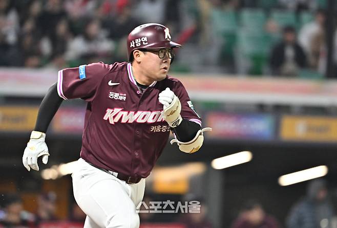 키움 안치홍이 1일 문학구장에서 열린 2026 KBO리그 SSG와의 경기 5회초 무사 2루 상황에서 SSG 선발 타케다를 상대로 1타점 적시타를 치고 베이스 러닝을 하고 있다. 문학 | 박진업 기자 upandup@sportsseoul.com