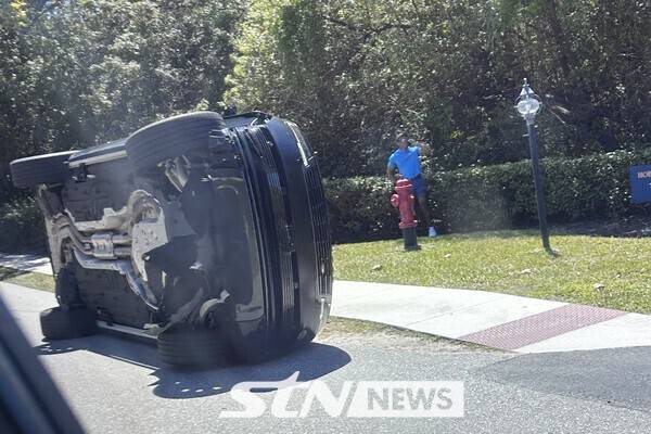 타이거 우즈가 2026년 3월 27일 금요일, 플로리다주 주피터 아일랜드에서 전복된 자신의 차량 옆에 서 있다. /사진=뉴시스(AP)
