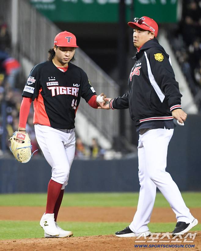 김범수는 비장한 표정으로 8회 마운드에 올랐다.