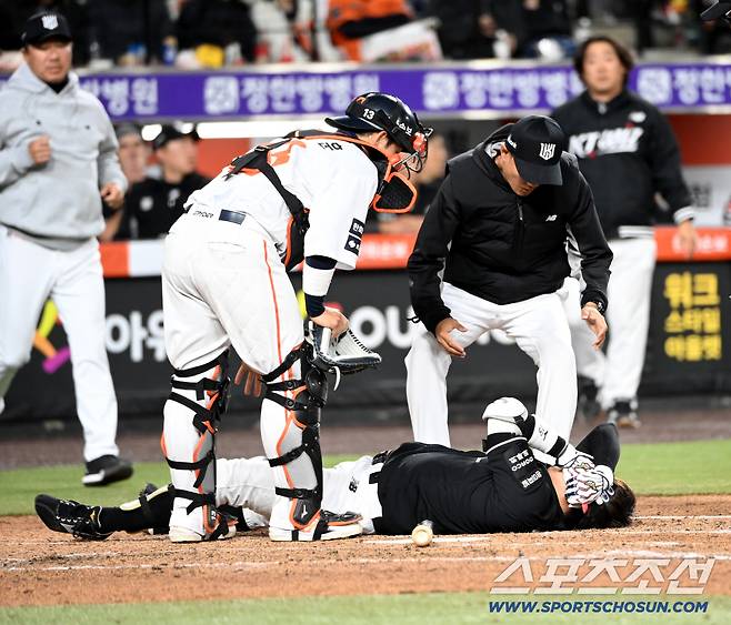 쓰러진 허경민을 향해 달려나오는 KT 코칭스탭들