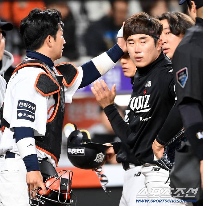 허경민의 머리를 쓰다듬는 최재훈과 엄상백에게 향한 허경민의 시선