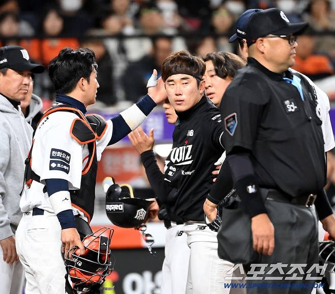 허경민이 사과하는 엄상백과 최재훈에 괜찮다는 인사를 전했다.