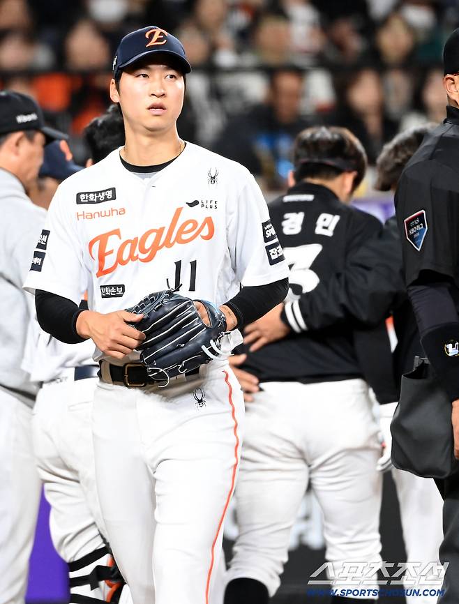 무거운 마음을 안고 더그아웃으로 향하는 엄상백과 부축을 받아 발걸음을 옮기는 허경민