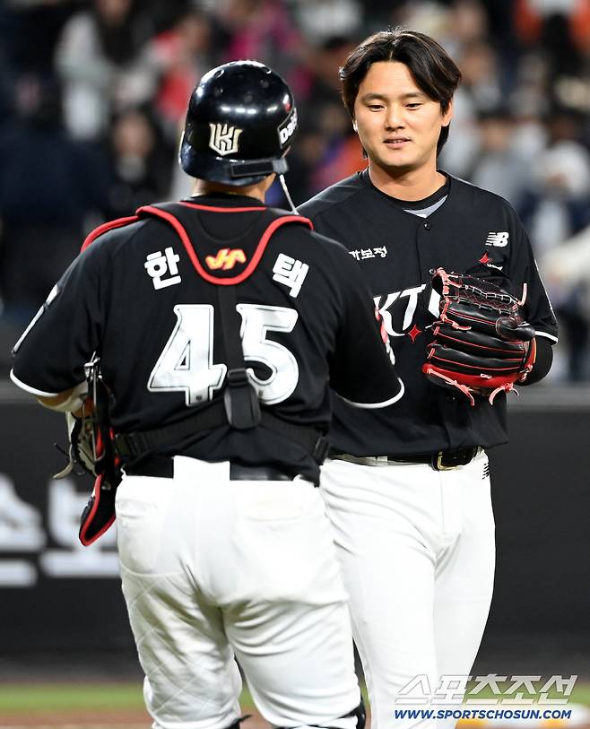 31일 대전한화생명볼파크에서 열린 KT와 한화의 경기. KT가 9대4로 승리했다. 승리의 기쁨을 나누는 주권, 한승택 배터리의 모습. 대전=허상욱 기자wook@sportschosun.com/2026.03.31/