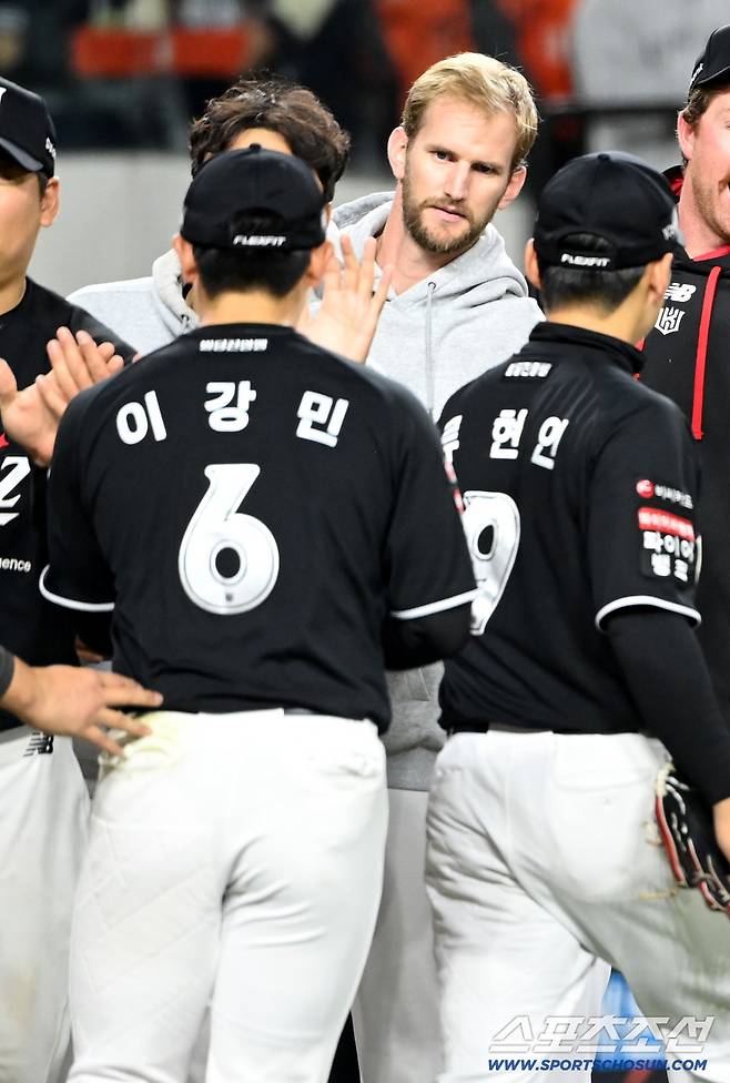 31일 대전한화생명볼파크에서 열린 KT와 한화의 경기. KT가 9대4로 승리하며 개막 3연승을 달렸다. 동료들을 맞이하는 승리투수 보쉴리의 모습. 대전=허상욱 기자wook@sportschosun.com/2026.03.31/