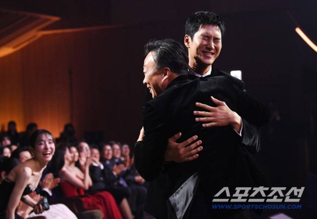 제46회 청룡영화상 시상식이 19일 여의도 KBS홀에서 열렸다. 신인 남우상을 수상한 안보현이 이성민과 포옹하며 감격스러워하고 있다. 정재근 기자 cjg@sportschosun.com/2025.11.19/