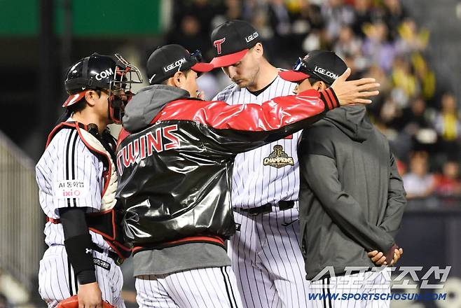 31일 잠실구장에서 열린 LG와 KIA의 경기. LG 김광삼 코치와 톨허스트가 대화를 나누고 있다. 잠실=박재만 기자 pjm@sportschosun.com/2026.03.31/