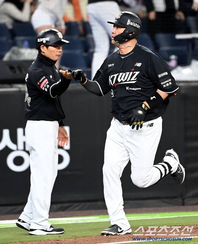 31일 대전한화생명볼파크에서 열린 KT와 한화의 경기. 8회초 KT 장성우가 솔로홈런을 치고 기쁨을 나누고 있다. 대전=허상욱 기자wook@sportschosun.com/2026.03.31/