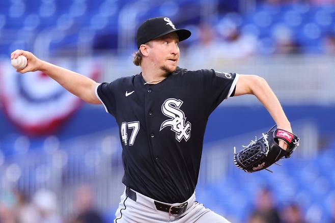 시카고 화이트삭스 에릭 페디가 1일(한국시각) 론디포파크에서 열린 마이애미 말린스전에서 힘차게 공을 던지고 있다. AFP연합뉴스