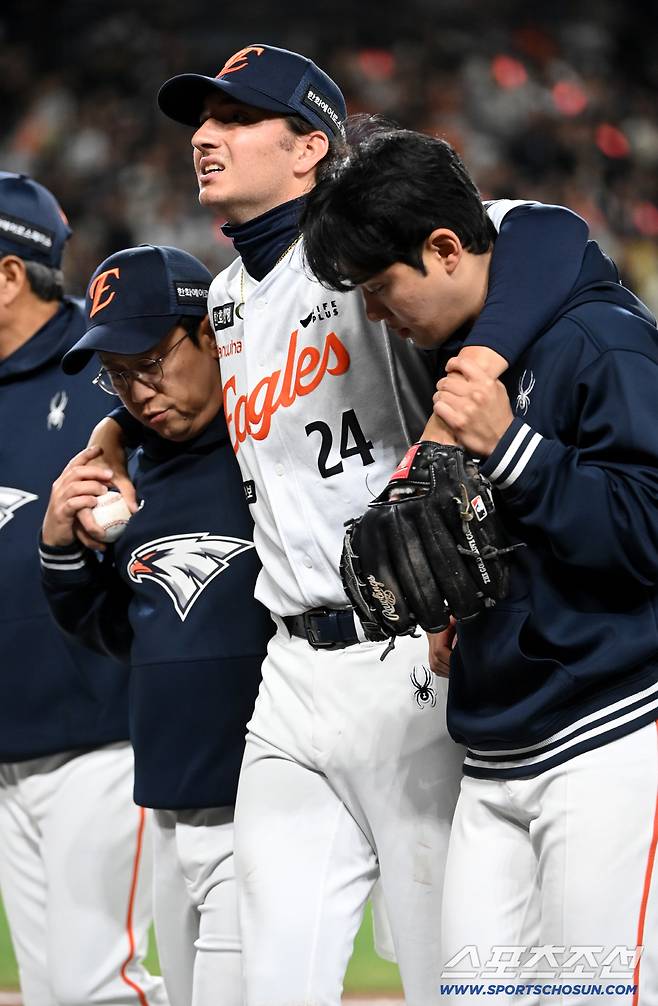 31일 대전한화생명볼파크에서 열린 KT와 한화의 경기. 3회초 무사 1,2루 한화 화이트가 KT 힐리어드의 땅볼때 1루 베이스 커버를 하다 부상을 당해 부축을 받고 있다. 화이트는 강재민과 교체됐다. 대전=허상욱 기자wook@sportschosun.com/2026.03.31/