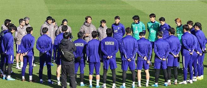 선수 지도하는 홍명보 감독

    (밀턴킨스[영국]=연합뉴스) 최재구 기자 = 코트디부아르전을 앞둔 한국 축구 국가대표팀의 홍명보 감독이 26일(현지시간) 영국 런던 북서쪽 밀턴킨스 MK돈스 훈련장에서 열린 팀 훈련에서 선수들을 지도하고 있다. 2026.3.27