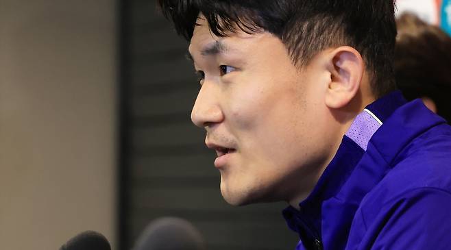 질문에 답하는 김민재

    (밀턴킨스[영국]=연합뉴스) 최재구 기자 = 코트디부아르전을 하루 앞둔 한국 축구 국가대표팀의 김민재가 27일(현지시간) 영국 밀턴킨스 스타디움 MK에서 공식 기자회견을 하고 있다.   2026.3.28

    jjaeck9@yna.co.kr

(끝)





<저작권자(c) 연합뉴스, 무단 전재-재배포, AI 학습 및 활용 금지>