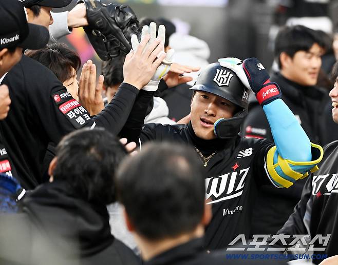 1일 대전한화생명볼파크에서 열린 KT와 한화의 경기. 1회초 KT 안현민이 선제 솔로홈런을 치고 기쁨을 나누고 있다. 대전=허상욱 기자wook@sportschosun.com/2026.04.01/