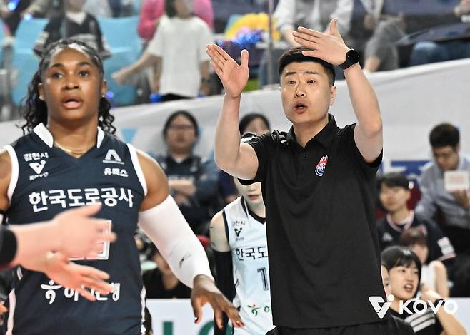 작전 지시하는 도로공사 김영래 감독대행.