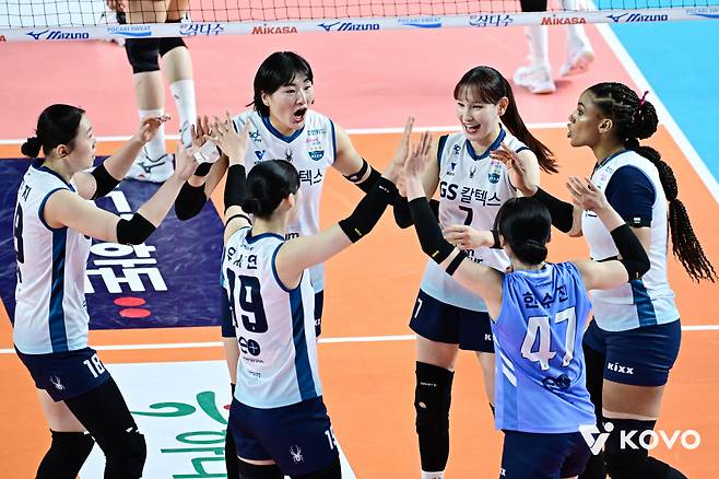 환호하는 GS칼텍스 선수들.