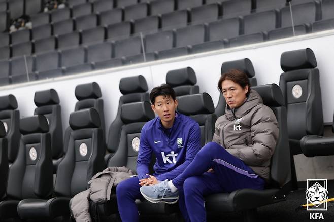 훈련 중 홍명보 대한민국 축구대표팀 감독과 대화를 나누고 있는 손흥민. 홍명보호는 3월 A매치 친선경기 2연전에서 코트디부아르와 오스트리아에 무득점 2연패를 기록했다. 두 경기에서 각각 교체와 선발로 나서 수차례 찬스를 날린 손흥민에 대해선 폼 저하에 대한 우려가 제기됐다. 사진제공=대한축구협회