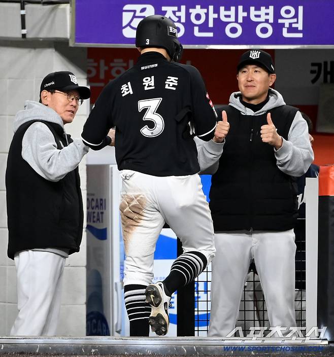 1일 대전한화생명볼파크에서 열린 KT와 한화의 경기. 8회초 2사 1,3루 KT 안현민의 적시타에 홈을 밟은 최원준이 이강철 감독의 환영을 받고 있다. 대전=허상욱 기자wook@sportschosun.com/2026.04.01/