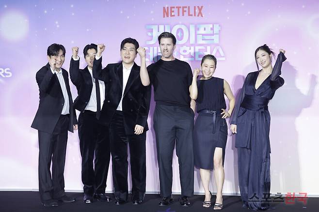 넷플릭스 영화 '케이팝 데몬 헌터스'의 아카데미 수상 기념 기자간담회에 참석한 IDO 이유한, 곽중규, 남희동, 크리스 애플한스 감독, 매기 강 감독, EJAE(이재). 2026. 4.1 ⓒ이혜영 기자 lhy@hankooki.com