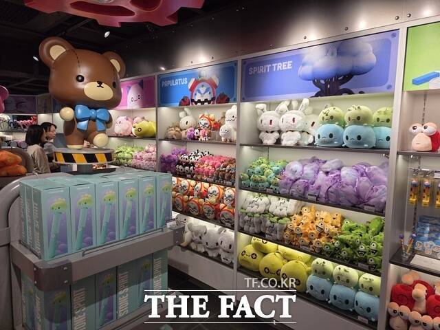 1일 서울 송파구 롯데월드 '메이플 아일랜드' 내부에 마련된 기념품샵 매대에 '메이플스토리' IP를 활용한 응원봉, 인형 등 제품이 진열돼 있다. /잠실=우지수 기자