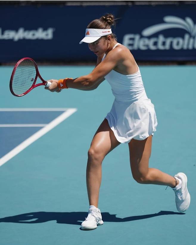 이바 요비치의 백핸드. 출처 인스타그램