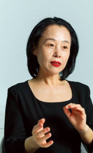 퀴니 원장은 “나쁜 운을 완전히 바꿀 수는 없지만, 잘 웃기만 해도 관상은 좋은 방향으로 변화한다”고 말한다.&nbsp;